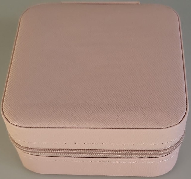 Een leuk en compact sieradendoosje 10x10x5cm.